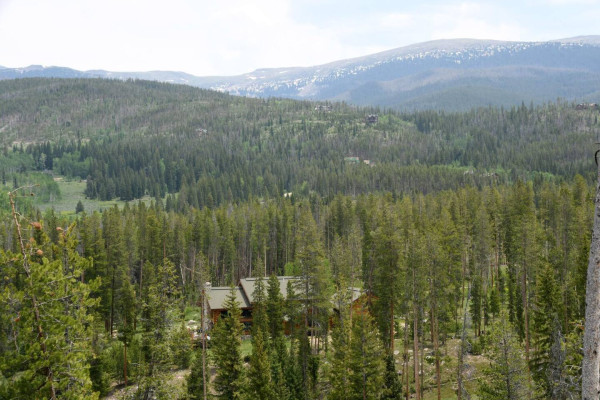 Private setting adjacent to the Arapahoe National Forest.