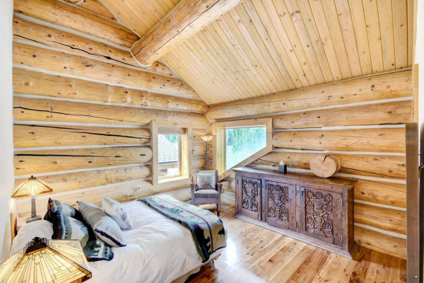 2nd floor bedroom with queen bed.